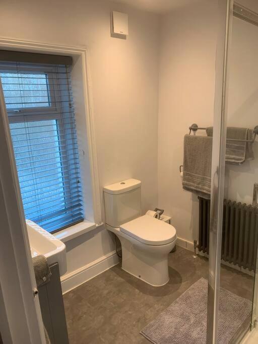 Quaint 1 Bedroom Cottage In Pudsey, Leeds Bagian luar foto